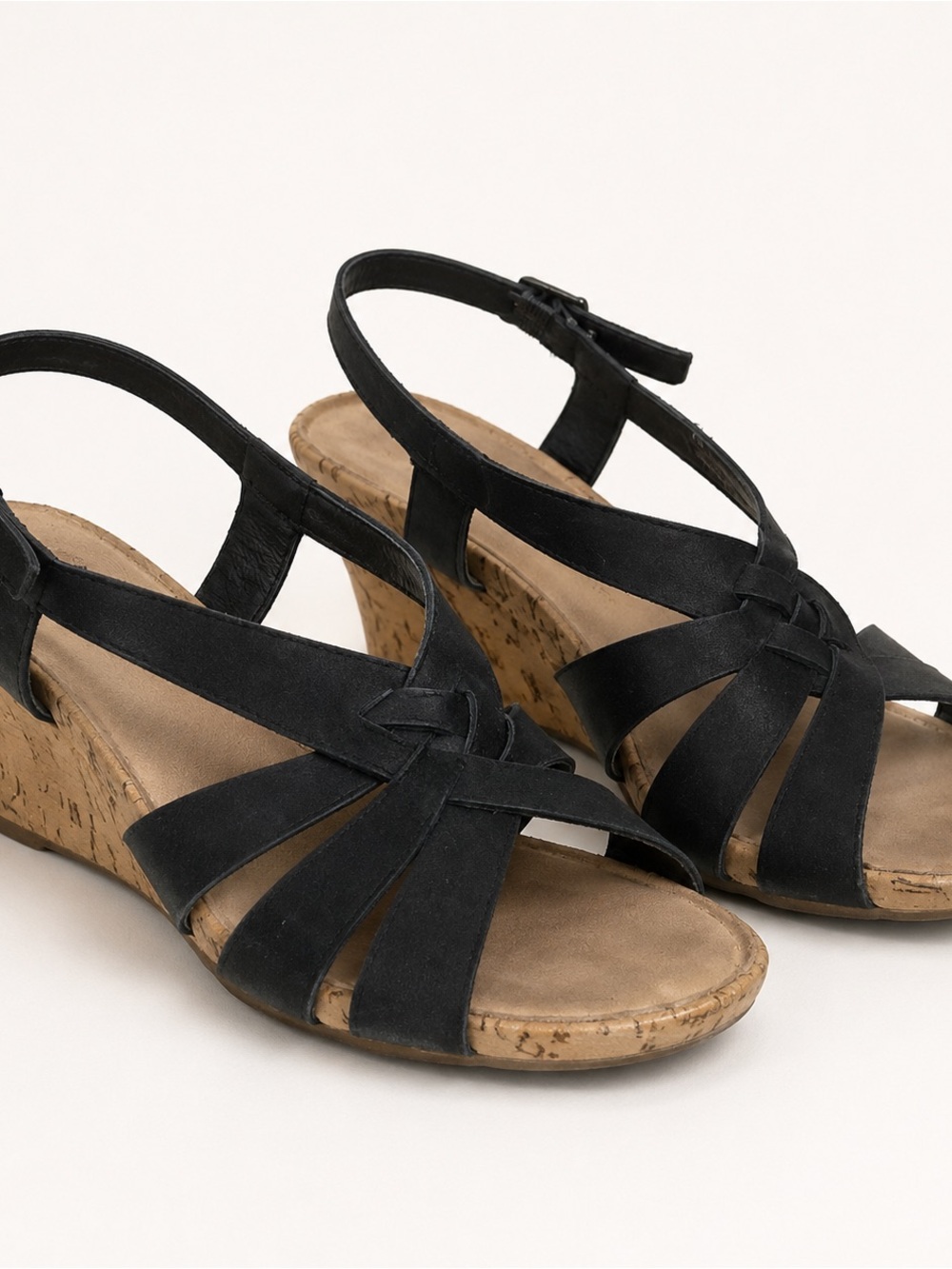 Aerosoles black strappy wedge sandals in women’s size 8.5